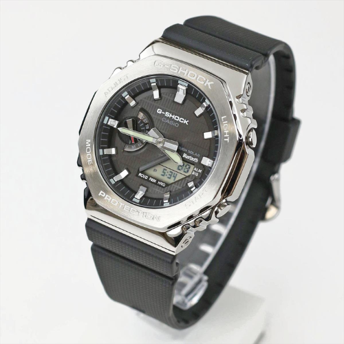 ベゼルの鏡面がわかるように光が当たって反射している画像